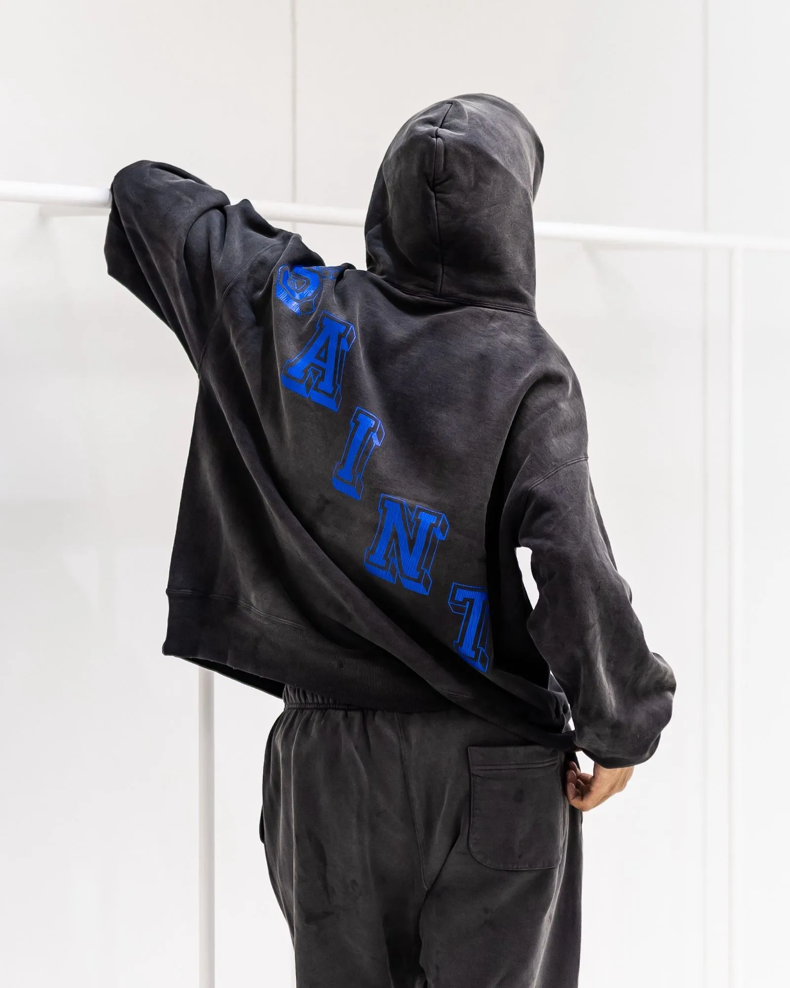SAINT Mxxxxxx HOODIE/ANGEL/BLK 25 years new angel rebirth washed hoodie, washed black S-XL 25 years new version, revised many times, the version is more pure! Heavy washing water spray fading process, stronger distressing effect, handmade wormhole destruction treatment, genuine level distressed crack printing